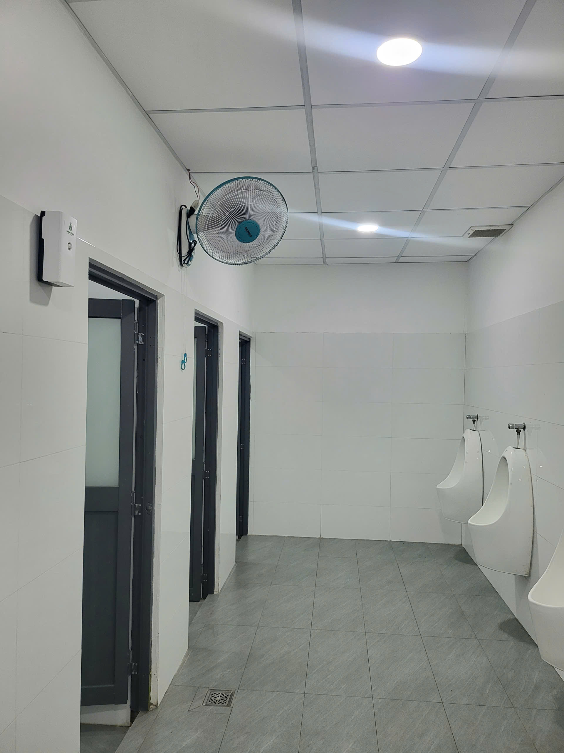 máy khuếch tán hương thơm cho toilet