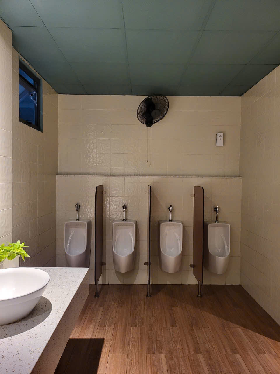 Hương thơm toilet sân picklaball
